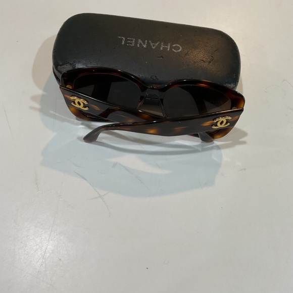 Chanel tortoise sunglasses with black Chanel case - Picture 8 of 12